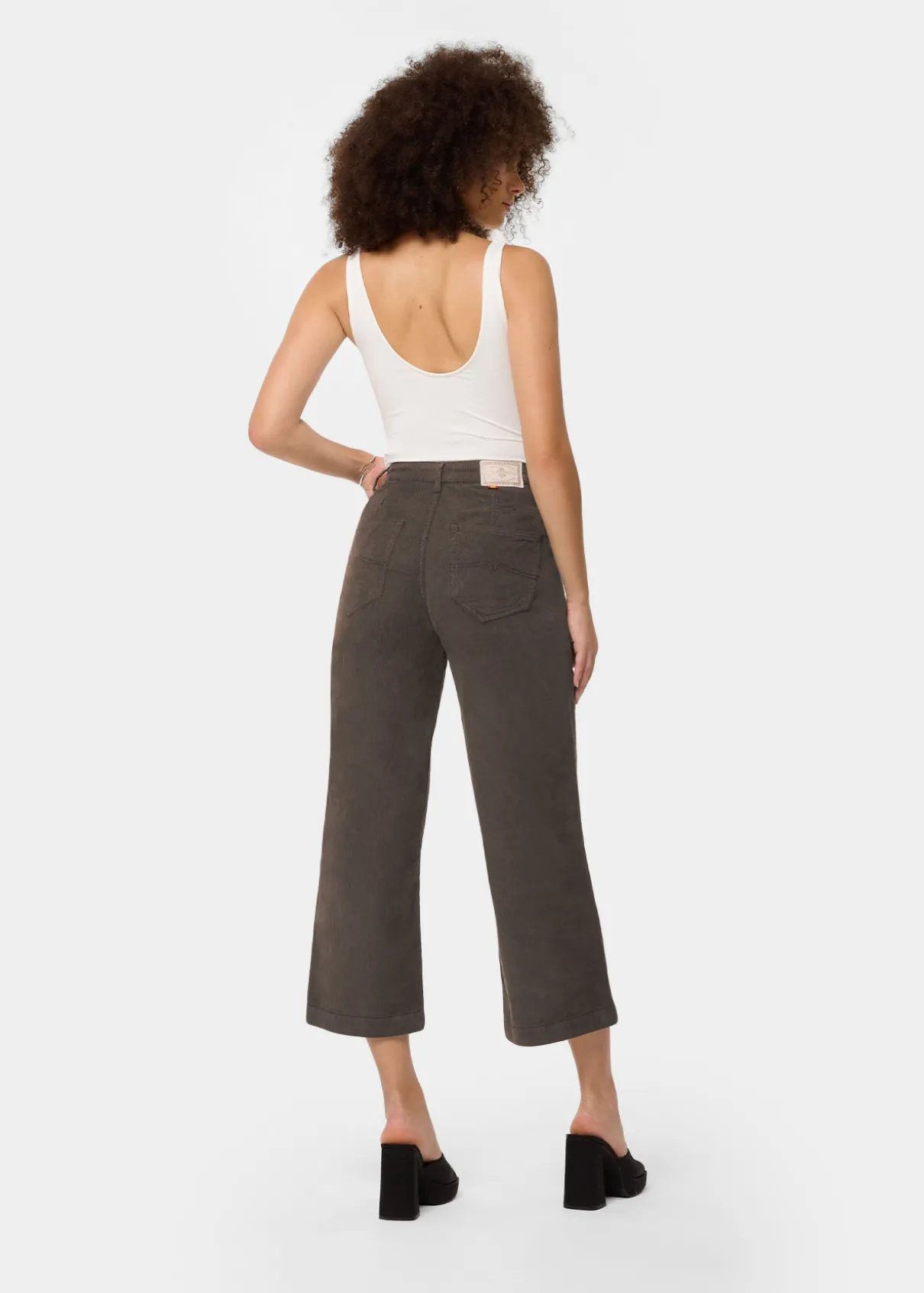 AURORA LEIN - Jean | Coupe-jarretelles | Taille en pouces